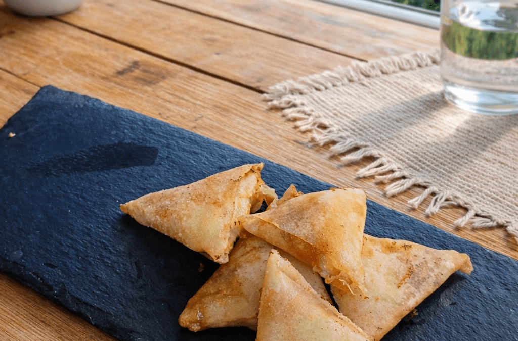 Samoussas croustillants au camembert et oignons confits