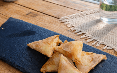 Samoussas croustillants au camembert et oignons confits